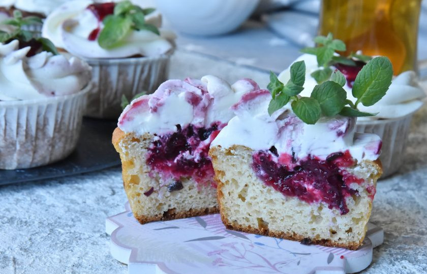 1. Этап. ПП капкейки: Капкейки получаются изумительными. С мягким, легким и влажным мякишем. Необычной начинкой с приятной кислинкой и нежнейшим творожным кремом.