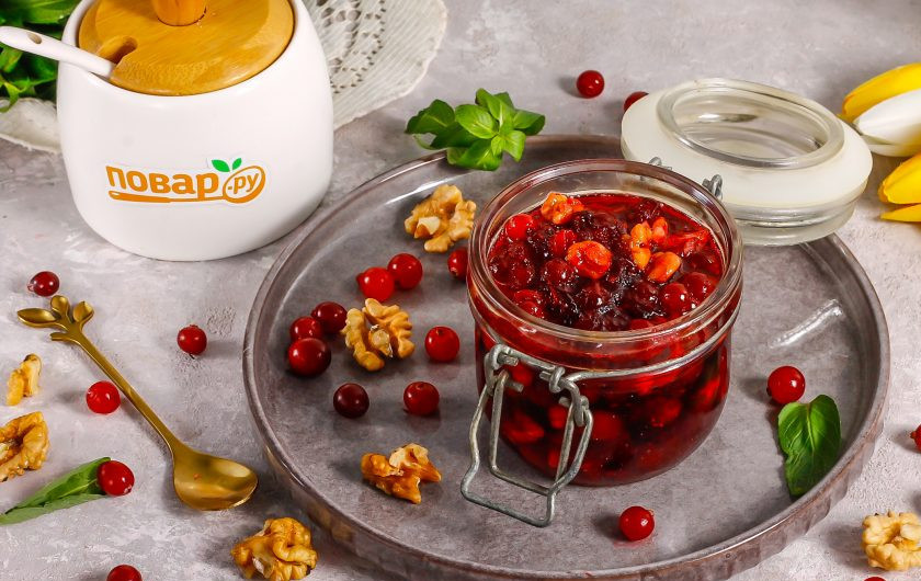 1. Этап. Варенье из клюквы с грецкими орехами: Выложите горячее варенье в банку и закупорьте крышкой по резьбе или с помощью ключа для консервации. Остудите при комнатной температуре. Обязательно оставьте и себе на пробу. Особенно вкусно варенье с ароматным чаем или кофе.