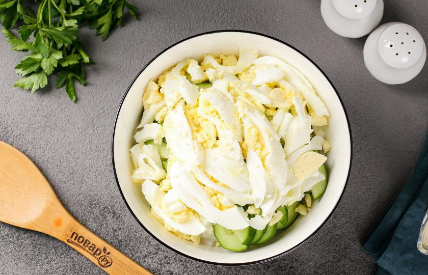 1. Этап. Кальмаровый салат с огурцом: Яйца очистите и так же нарежьте соломкой.