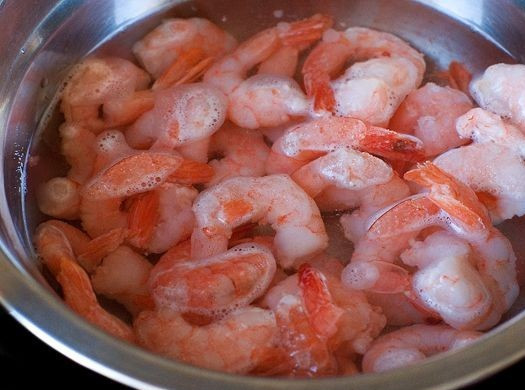 1. Этап. Креветки с ананасом и сыром: Отвариваем креветки в подсоленной воде, согласно инструкции на упаковке. Если у вас креветки неочищенные - чистим после того, как остынут.