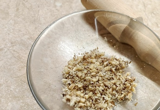 1. Этап. Салат Тиффани с авокадо: Грецкие орехи подсушить на сухой сковороде и измельчить.