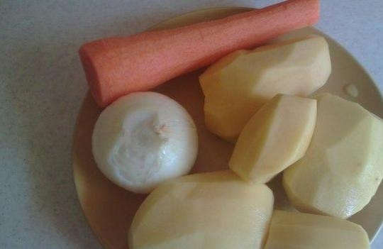 1. Этап. Суп из зубатки: Морковь почистите, помойте, натрите её на средней тёрке. Лук почистите, мелко нарубите. Картофель почистите, помойте, нарежьте кубиками.