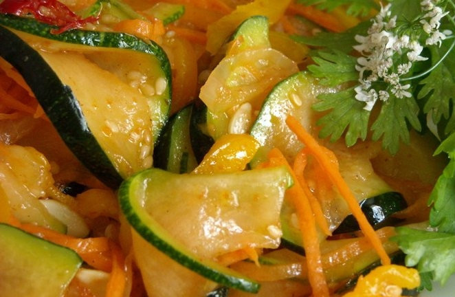 1. Этап. Салат по-корейски из кабачков: С кабачков слить жидкость, слегка отжать руками. Добавить овощи, специи, уксус, сахар, соевый соус. хорошо перемешать и убрать в холодильник - минимум на 1 час, но лучше всего часов на 8.