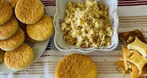 1. Этап. Пирожное Праздничное: Из остывшего коржа вырубкой любого размера вырезать заготовки, можно две большие заготовки - получится двухслойный тортик, из оставшихся обрезков руками сделать крошку