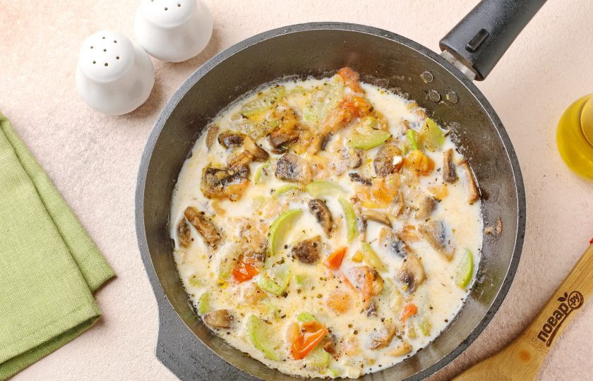 1. Этап. Паста с цукини и грибами: Влейте сливки и готовьте до загустения еще пару минут.