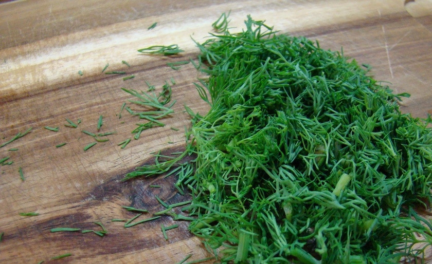 1. Этап. Салат для худеющих: Промытый укроп измельчите.