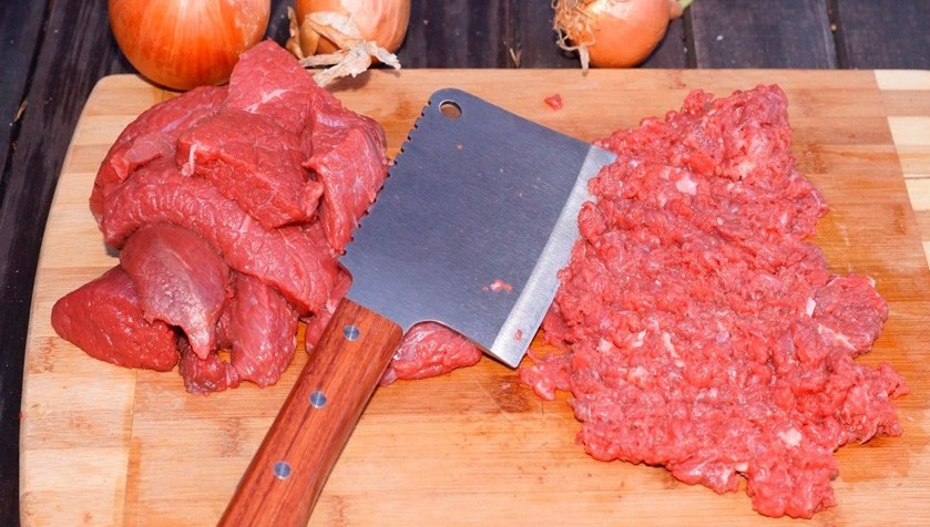 1. Этап. Люля-кебаб в тандыре: Можно мясо перемолоть в мясорубке, а можно порубить мелко. Выбираю последний вариант.
