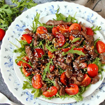 Теплый салат из рукколы и говядины