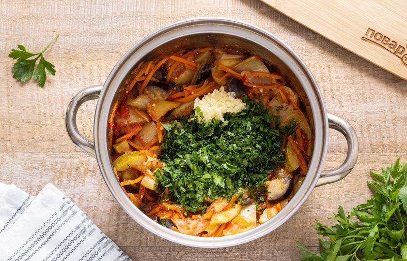 1. Этап. Овощи по-кубански: Добавьте соль, сахар, все специи и влейте растительное масло. Доведите до кипения и варите на медленном огне 40 минут. Затем добавьте мелко порезанную зелень и измельченный чеснок. Готовьте еще 10 минут. В конце влейте уксус.