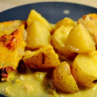 Картофель со свининой и сыром в духовке