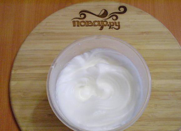 1. Этап. Морковный пирог в мультиварке: Белки яиц доводим до пиков миксером.