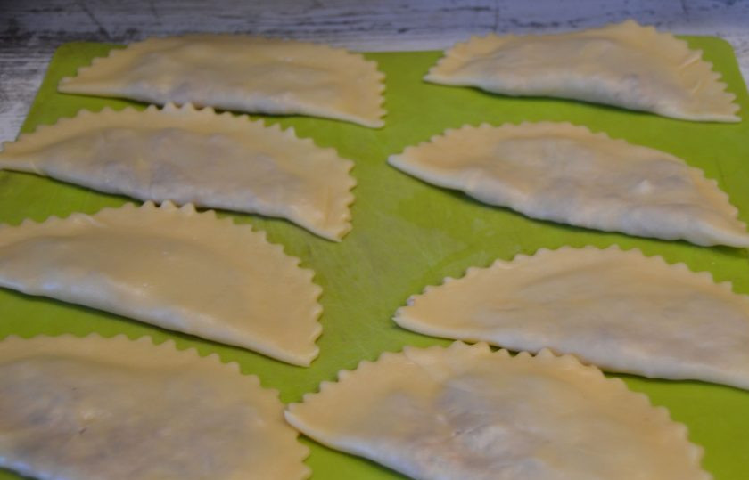 1. Этап. Чебуреки из говядины: Подготовьте чебуреки для жарки.