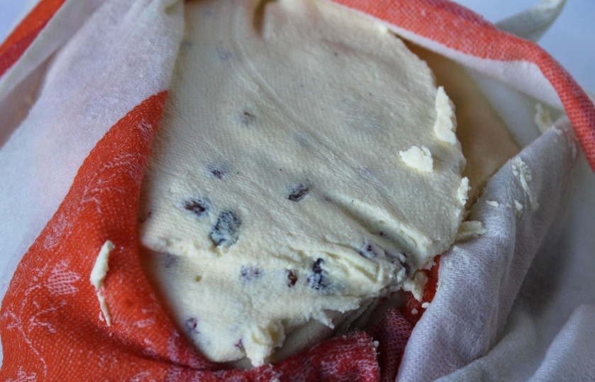 1. Этап. Классическая творожная пасха: 3. Вот примерно так должна выглядеть масса. Если она еще мягкая, пусть еще постоит. Затем аккуратно переворачиваем и декорируем.