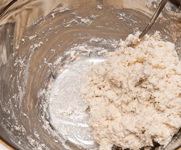 1. Этап. Печенье на смальце: Замесите тесто.