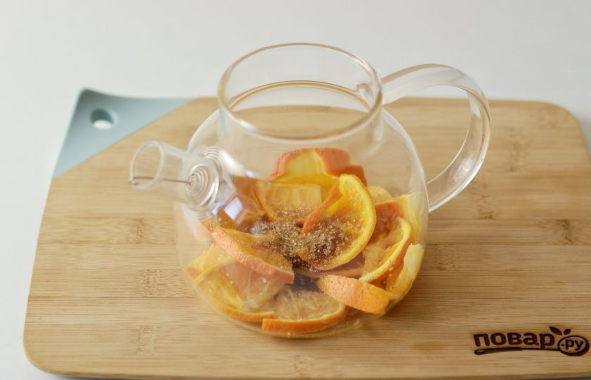 1. Этап. Виноградный чай: Переложите в отдельный чайник. Немного подавите, чтобы он пустил сок. Следом добавьте сахар.