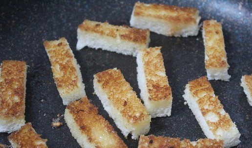 1. Этап. Быстрый сырный суп: Обжарить гренки в топленом масле