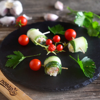 Роллы из огурца с крабовыми палочками