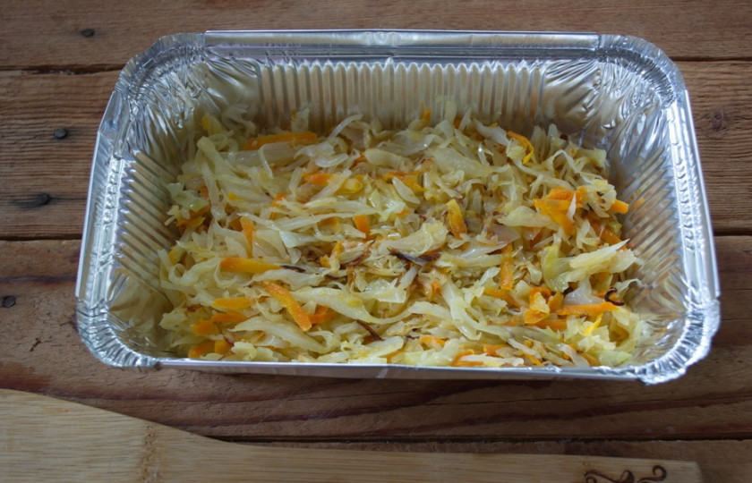 1. Этап. Капустная запеканка в духовке (диетическая): В форму для запекания укладываем несколько ложек готовой тушеной капусты. Разравниваем.