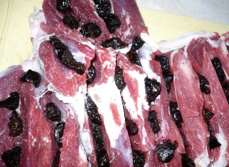 1. Этап. Баранина с черносливом: И выкладываем его в разрезы на мясе.