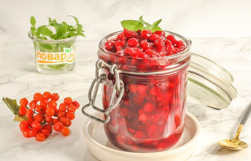 1. Этап. Варенье из калины: После чего ошпарьте банку и крышку кипятком или прокалите их в духовке, на водяной бане. Выложите кипящее варенье из калины в банку и сразу же закрутите на ней крышку. Оставьте заготовку остывать при комнатной температуре примерно сутки, а затем перенесите в кладовую. Варенье из калины на зиму полностью готово!