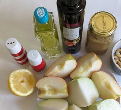 1. Этап. Салат из кольраби и яблока: Кольраби помыть, почистить и нарезать на 4-6 частей. Яблоки помыть, удалить сердцевину и нарезать на 4 части. Орехи поджарить на сковороде.