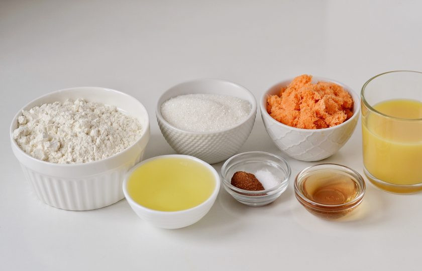 1. Этап. Постный морковный торт: Подготовьте все ингредиенты для выпечки коржа.