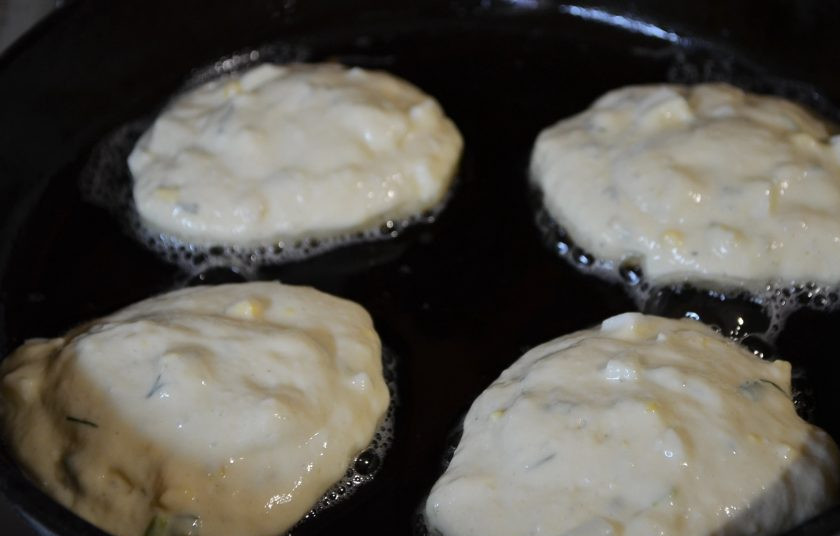 1. Этап. Ленивые пирожки с зеленым луком и яйцом: 6. Выкладывайте столовой ложкой тесто в горячее масло и жарьте на медленном огне до золотистой корочки. Лучше всего жарить пирожки или оладьи на чугунных сковородах, они медленно и хорошо отдают тепло.