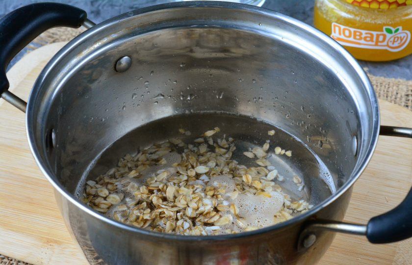 1. Этап. Овсянка с медом на воде: В кипящую воду всыпьте овсянку.