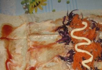 1. Этап. Шаурма в лаваше: Сверху кладем морковь, добавляем еще чуть майонеза.