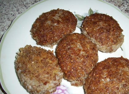 1. Этап. Котлеты из гречки: Подаем котлеты из гречки с любимым соусом или со свежими овощами. Приятного аппетита!