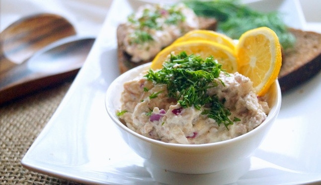 1. Этап. Паштет из печени трески классический: Перемешайте лук с печенью и мелко нарезанным укропом. Паштет готов! Приятной дегустации!