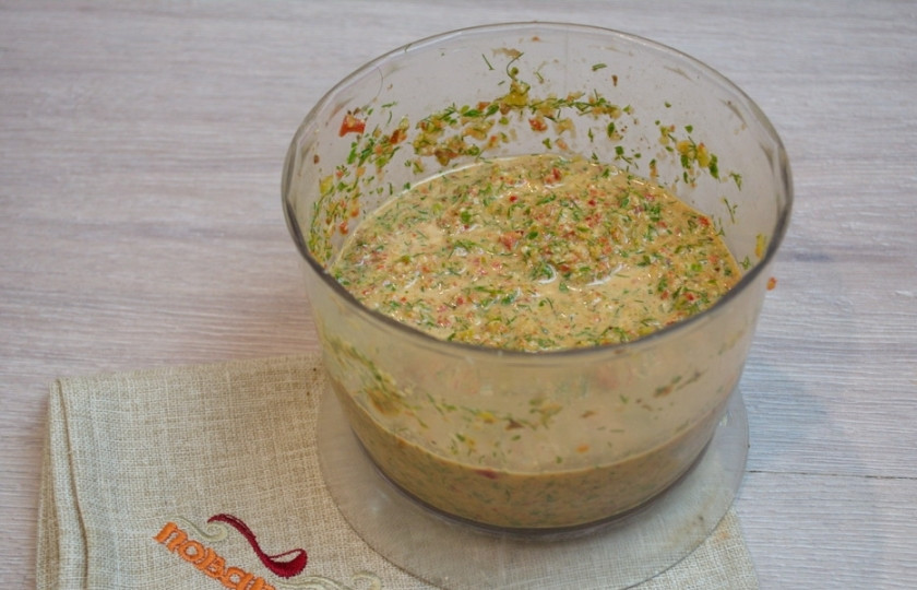 1. Этап. Аджика абхазская классическая: В чашу блердера поместите большое количество зелени (укроп, петрушку, кинзу) и орехово-перечную массу, снова взбейте. Чтобы масса легче перебивалась, добавьте 1 ст. ложку растительного масла.