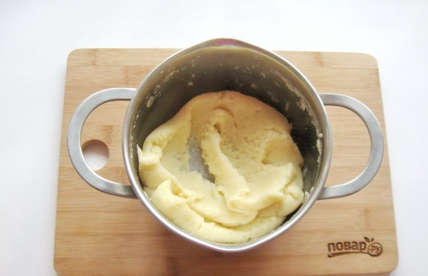 1. Этап. Торт Сент-Оноре: Всыпьте муку и непрерывно перемешивайте до получения однородной массы, которая должна хорошо отставать от стенок и дна кастрюли.