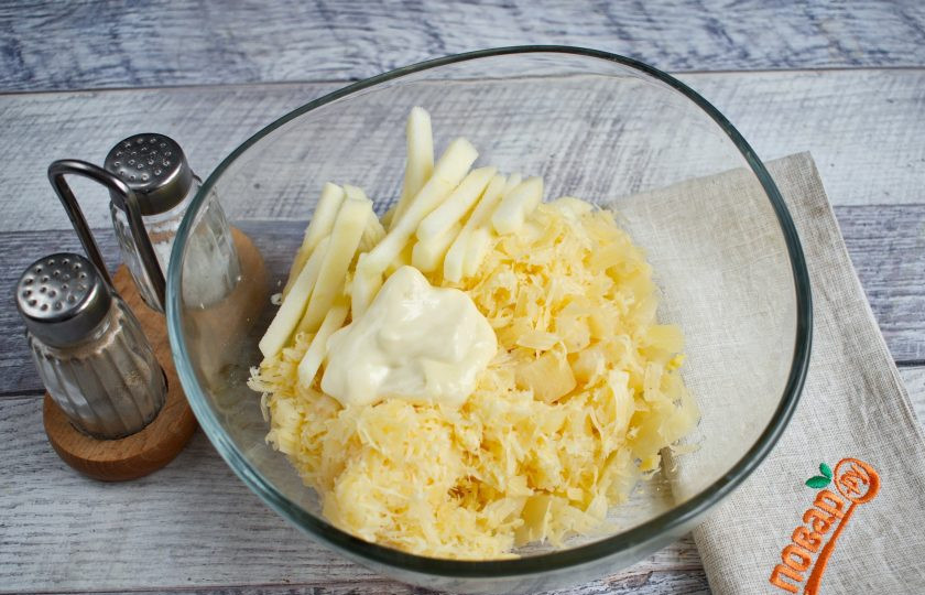 1. Этап. Салат Снежный: Соедините ингредиенты в чаше, перемешайте.