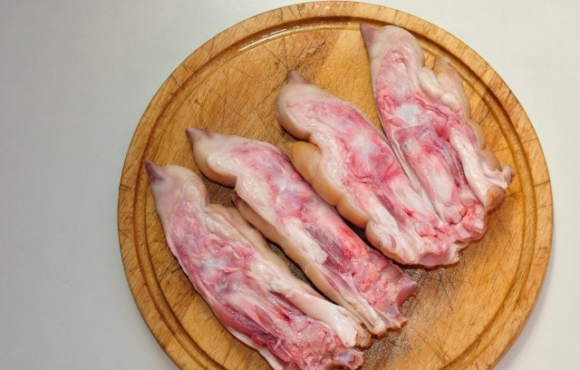 1. Этап. Свиные ножки по-армянски: 2. Каждую аккуратно разрубите пополам.