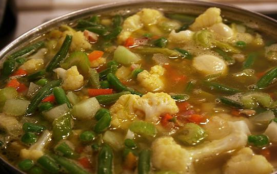 1. Этап. Франкфуртский овощной суп: Перекладываем все овощи в кастрюлю, заливаем бульоном. Добавляем соль, тимьян, перец, чеснок. Доводим до кипения, потом сбавляем огонь и варим еще 20 минут без крышки. Готово!