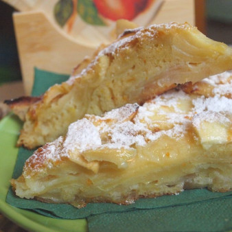 Шарлотка с яблоками с коньяком