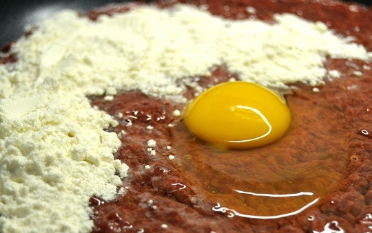 1. Этап. Печеночники: 3. Добавьте по вкусу соль и перец. Вбейте яйцо и всыпьте муку (количество зависит от жидкости теста).