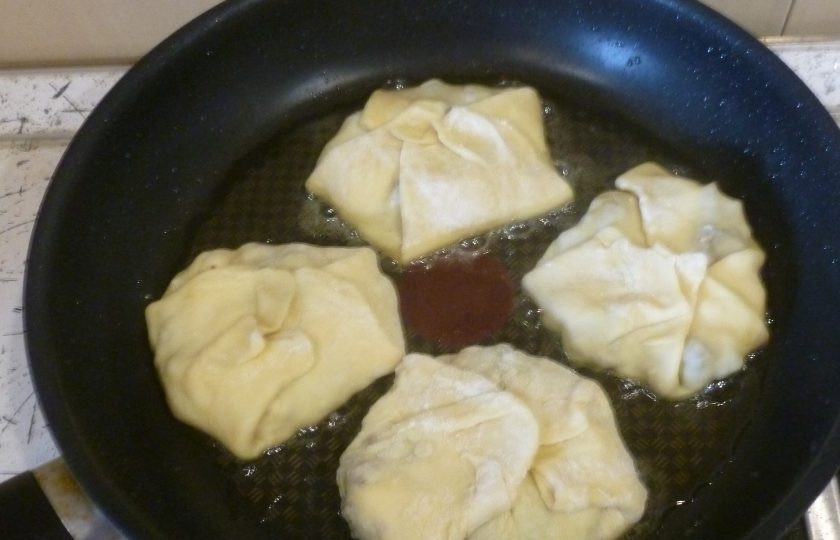 1. Этап. Мартабак: Кладите пирожки в разогретое масло швом вверх. Жарьте по 4-5 минут с каждой стороны.