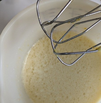 1. Этап. Лимонно-мандариновый миндальный пирог: Добавить к яйцам оливковое масло и мандариновое пюре, ещё раз перемешать.