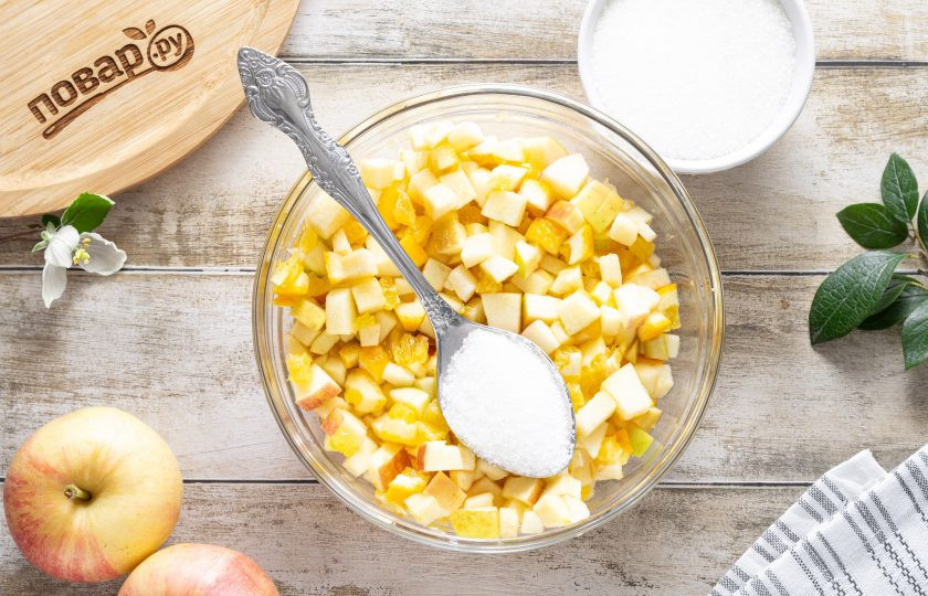 1. Этап. Варенье из яблок с апельсинами: Переложите подготовленные фрукты в глубокую миску, засыпьте сахаром. Перемешайте и оставьте на пару часов, чтобы они пустили сок.