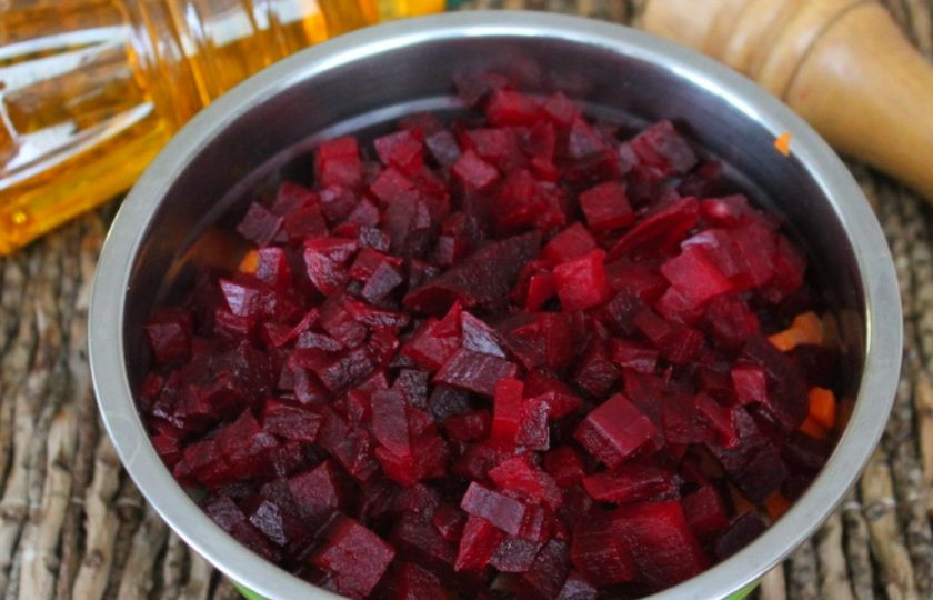 1. Этап. Винегрет с грибами и фасолью: Свеклу режем кубиками и отправляем в салат.