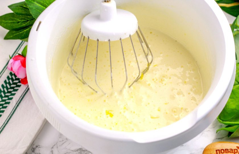 1. Этап. Лимонный бисквит: Добавьте во взбитую массу лимонную цедру и сок, перемешайте.