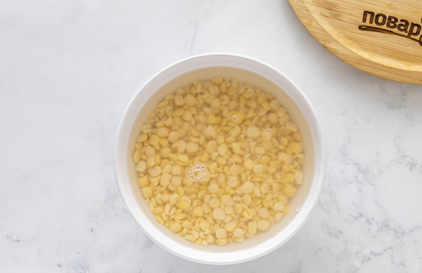 1. Этап. Котлеты из гороха и капусты: Горох замочите в воде на 6-8 часов. Затем промойте и откиньте на сито.