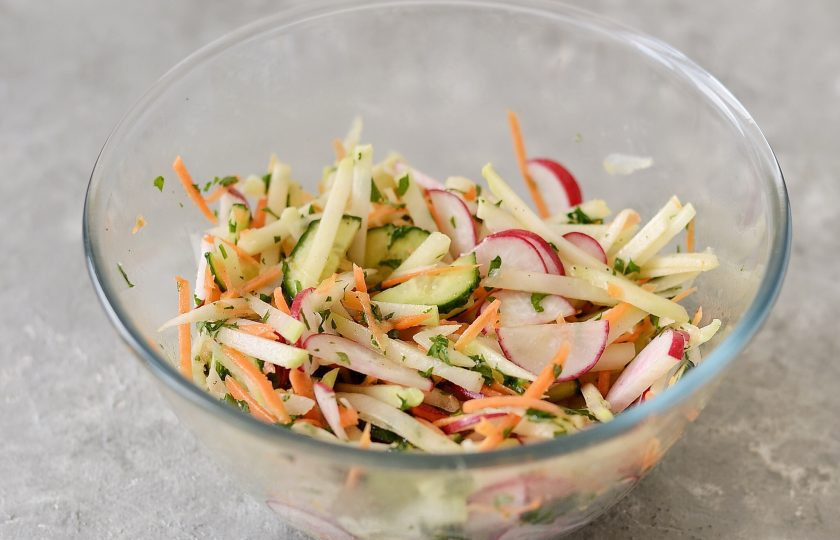 1. Этап. Салат из кольраби и редиса: Соедините все ингредиенты вместе, добавьте мелко порубленную зелень. Заправьте салат и перемешайте.