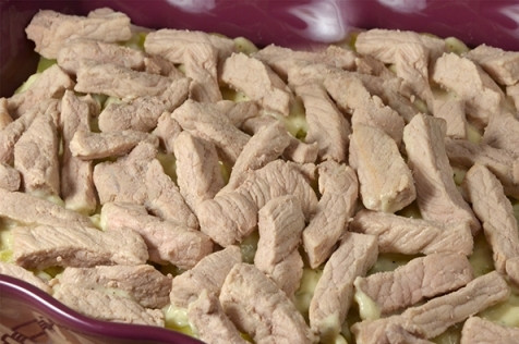 1. Этап. Свинина с овощами под соусом Бешамель: Затем выкладываем слой из мяса, его тоже поливаем соусом 