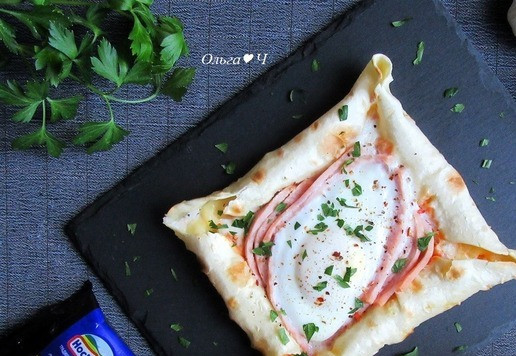 1. Этап. Яичница в лаваше Эти глаза напротив: Готовую яичницу поперчите, посыпьте рубленной петрушкой. Аккуратно выньте зубочистки и сразу же подавайте.