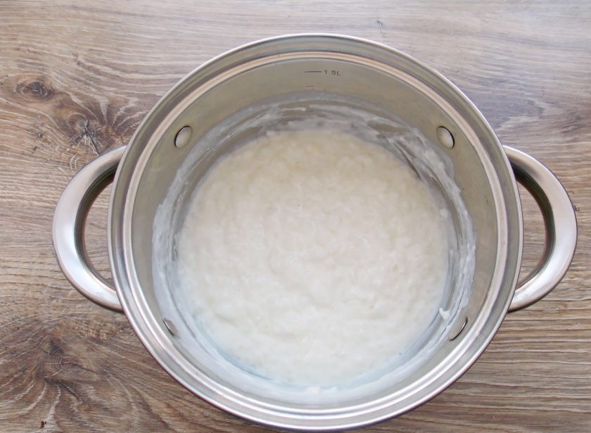 1. Этап. Рисовая каша на сгущенном молоке: Варите на медленном огне перемешивая до готовности.