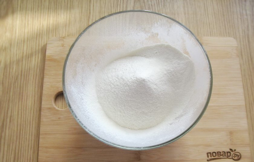 1. Этап. Сочники с вишней: Замесите тесто. Для этого в миску просейте муку.