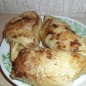 Слойки с яблоками и лимонадом Спрайт Подготавливаем продукты. Яблоки почистить, нарезать ломтиками. Тесто раскатать. Разрезать на квадратики. На каждый кусочек теста положить ломтик яблока. Свернуть рулетиком. Выложить рулетики на противень. Масло растопить с сахаром, добавить ванилин. Залить этой смесью слойки. Затем залить